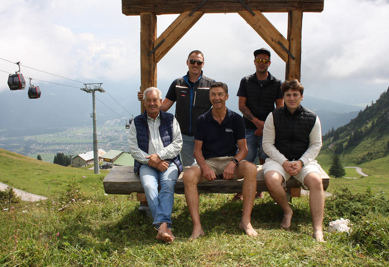 Barfuß-Wanderweg am Hahnenkamm eröffnet - Bergwelt Hahnenkamm